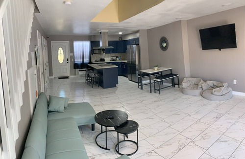 Read Boulevard East House | Charming 2-bedroom townhome with AC Units, WiFi in delightful New Orleans