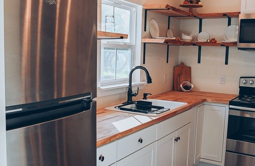 Thomasville Cottage | Charming 2-bedroom cottage built with children and pets in mind.