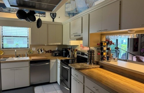 Bayou Oaks Villa | Charming 2-bedroom villa with AC and WiFi in Sarasota