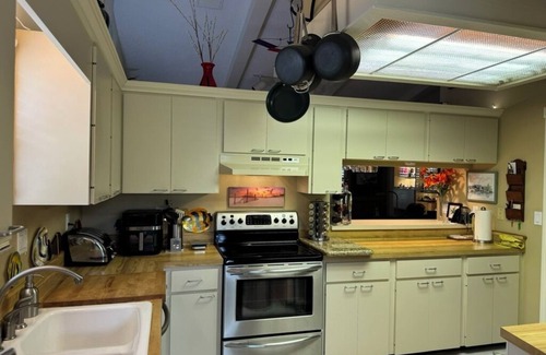 Bayou Oaks Villa | Charming 2-bedroom villa with AC and WiFi in Sarasota