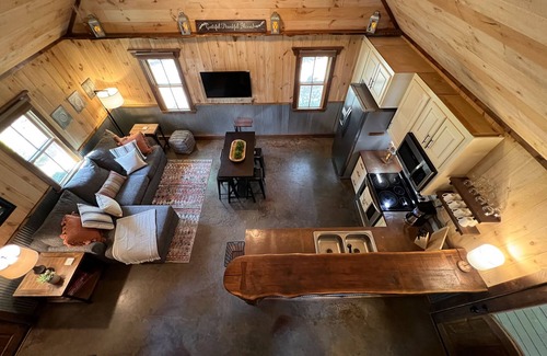 Rising Fawn House | Charming 2-BR 1BA with private hot tub near McLemore, Cloudland Canyon State Pk.