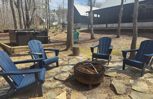 Rising Fawn House | Charming 2-BR 1BA with private hot tub near McLemore, Cloudland Canyon State Pk.