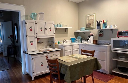 Central Gardens Apartment | Charming 2-BR apt 4 min to hospital, free WiFi, in Memphis Midtown, free parking