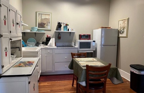 Central Gardens Apartment | Charming 2-BR apt 4 min to hospital, free WiFi, in Memphis Midtown, free parking