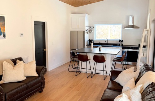 Flintstone House | Charming 2bedroom retreat minutes from Chattanooga & Lookout Mountain. Sleeps 7!