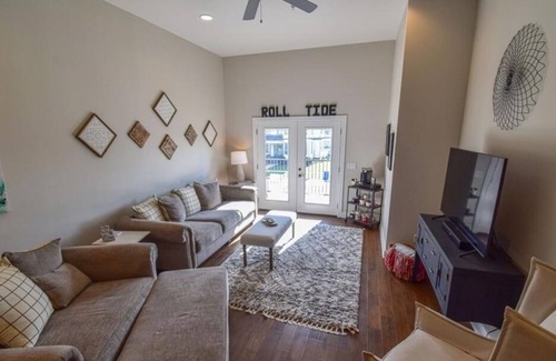 Tuscaloosa Condo | Charming 2BR/2BA condo in Downtown Tuscaloosa with gated parking.