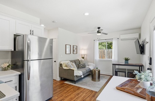 Boulder Creek Cottage | Charming 2BR Cottage Near Bethel-Peaceful Redding Retreat w/Trails Nearby