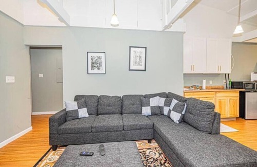 Brookland House | Charming 2BR Hideaway & comfortable Stay in NE DC!