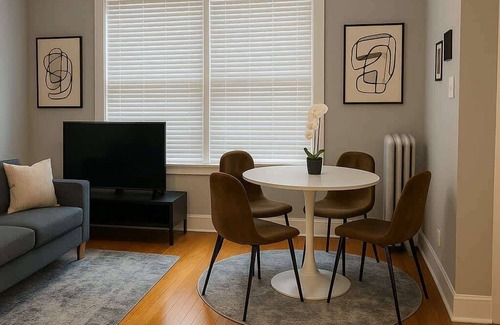 West Lakeview Apartment | Charming 2BR in Vibrant Lakeview