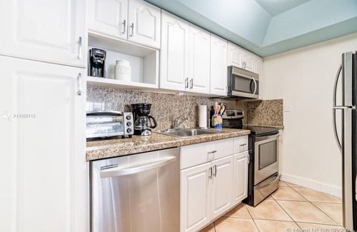 Key Biscayne Apartment | Charming 2br with BEACH ACCESS and full amenities