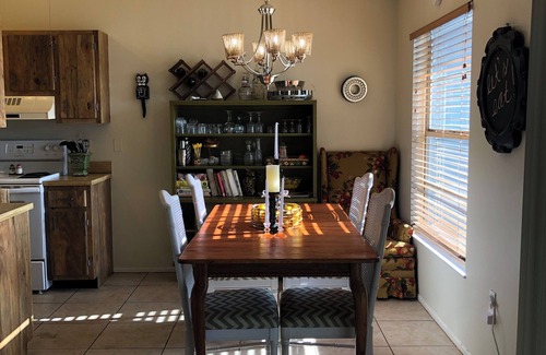 South Bradenton Villa | Charming 3 bd 2 ba villa in cool Bradenton. WiFi AC laundry lanai community pool