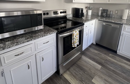 Columbia House | Charming 3 bdr house in Irmo min from Columbia airport, lakes, Columbia downtown