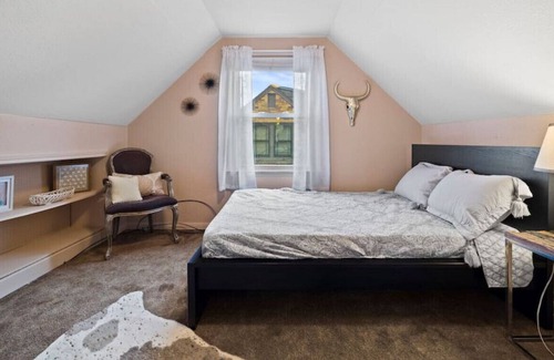 Greenfield House | Charming 3 bed, 1.5 bath, fenced yard & parking!