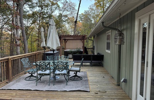 Rome House | Charming 3 bed house nestled in the woods at the base of Mt Alto.