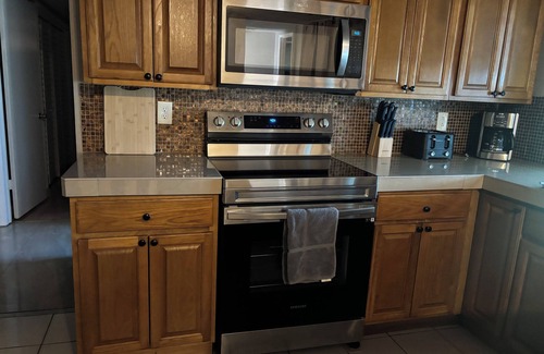 New Port Richey East House | Charming 3-bedroom house with WiFi and AC in brilliant New Port Richey