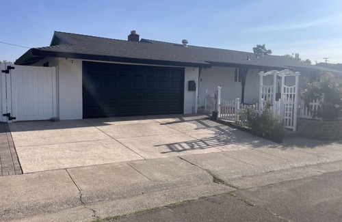 Citrus Heights Cottage | Charming 3-bedroom cottage in enchanting Citrus Heights with AC, WiFi