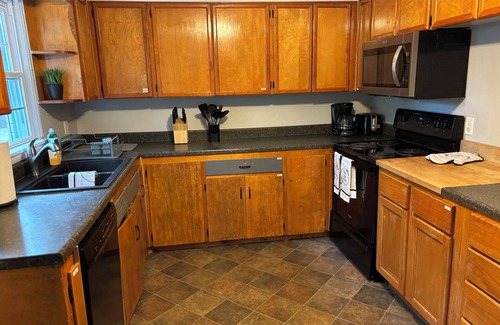 Fair Plain House | Charming 3-Bedroom Yellow Ranch Retreat near Lake Michigan