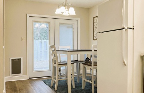 Columbia House | Charming 3-bedroom townhome with WiFi and AC in West Columbia