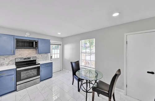 Crestline Heights House | Charming 3-bedroom bungalow with WiFi in Bham, 12 mins from UAB.