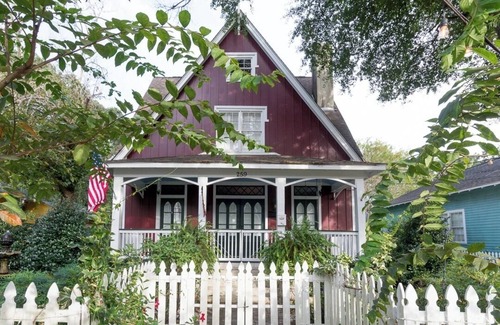 Mobile House | Charming 3-bedroom cottage in Oakleigh Historical District in downtown Mobile