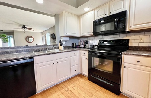 Owensboro House | Charming 3-bedroom house with king bed , pet friendly