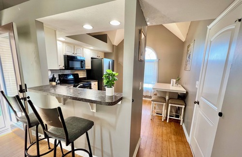 Owensboro House | Charming 3-bedroom house with king bed , pet friendly