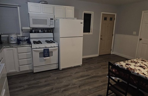 Glenview House | Charming 3-bedroom house with WiFi and AC in brilliant Glenview