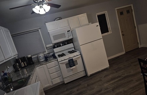 Glenview House | Charming 3-bedroom house with WiFi and AC in brilliant Glenview