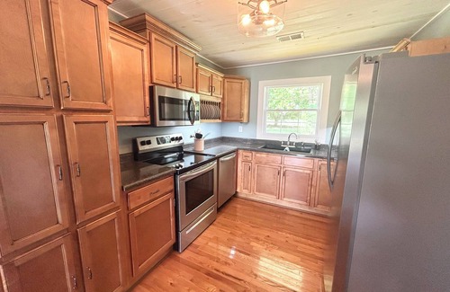 Big Spring House | Charming 3-bedroom house with WiFi and AC in Cecilia