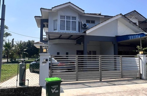 Bedung House | Charming 3-bedroom house with WiFi, AC & peaceful location in Bedong