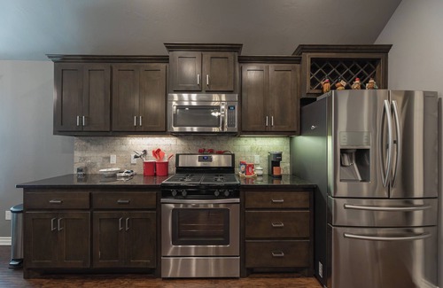 Yukon House | Charming 3-bedroom house in Yukon with indoor fire place