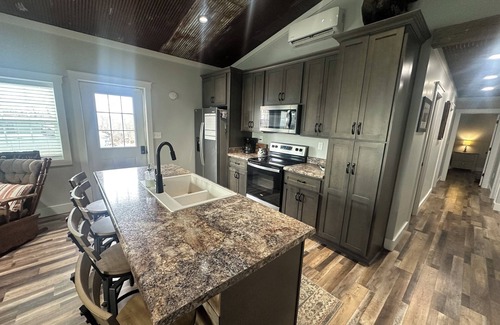 Hudson Cabin | Charming 3-bedroom lodge with AC, WiFi in tranquil Big Clifty