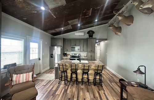 Hudson Cabin | Charming 3-bedroom lodge with AC, WiFi in tranquil Big Clifty