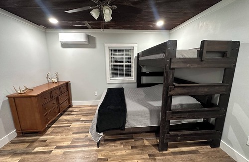 Hudson Cabin | Charming 3-bedroom lodge with AC, WiFi in tranquil Big Clifty