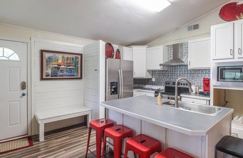 Moss Point Cabin | Charming 3-bedroom lodge with AC and WiFi in Moss Point