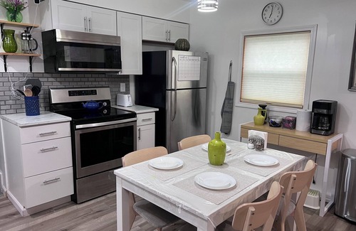 Columbus House | Charming 3 Bedroom, Newly Renovated Home Near the Columbus Airport. Full Gym.