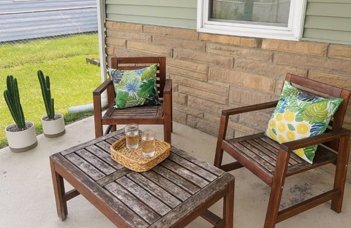 Columbus House | Charming 3 Bedroom, Newly Renovated Home Near the Columbus Airport. Full Gym.