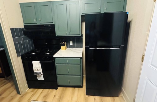 East Camden House | Charming 3-bedroom house w/WiFi, close to Highland Industrial Park- East Camden