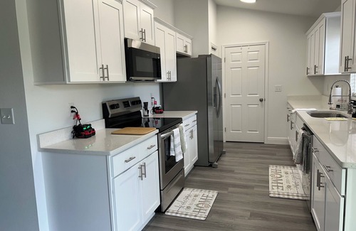 Fellowship House | Charming 3-bedroom with WiFi, AC, big backyard, 8 minutes away from WEC & HIT.