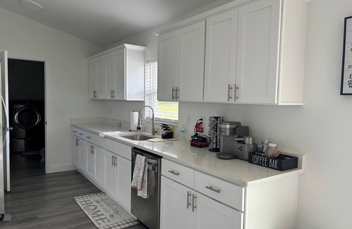 Fellowship House | Charming 3-bedroom with WiFi, AC, big backyard, 8 minutes away from WEC & HIT.