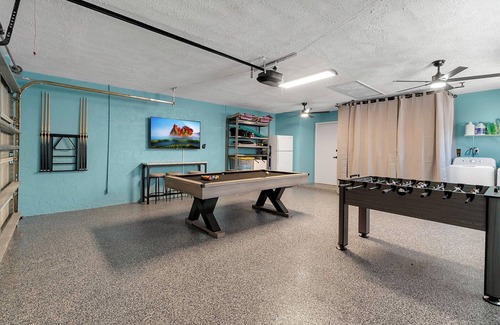 West Bradenton House | Charming 3-BR Home Near AMI~ Heated Pool, Spa, Game Room, Putt-Putt, Basketball