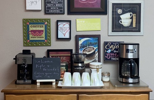 Paradise House | Charming 3 BRM 2 1/2 BA Townhouse Close to Airport