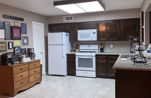 Paradise House | Charming 3 BRM 2 1/2 BA Townhouse Close to Airport