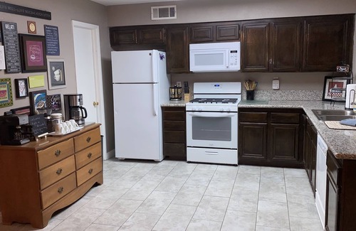 Paradise House | Charming 3 BRM 2 1/2 BA Townhouse Close to Airport