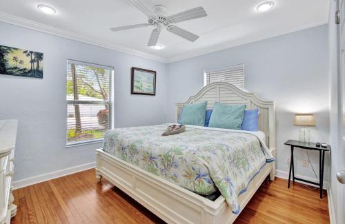 Lake Ridge House | Charming 3BR Home Pool and Hot Tub FTL Gateaway