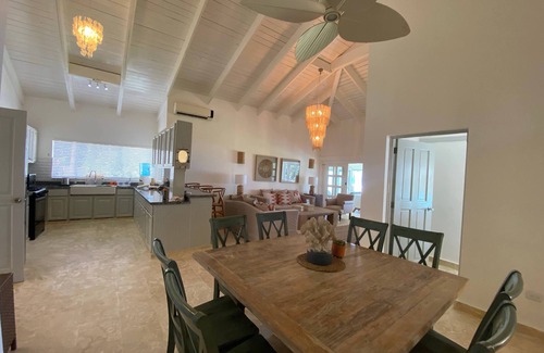 Las Canas Villa | Charming 4-bedroom villa with WiFi and AC in amazing Gaspar Hernández