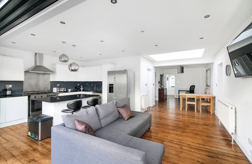 Hatfield House | Charming 4-Bed Home with Garden in Hatfield