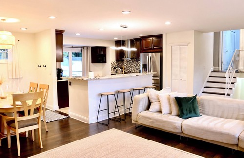 White Oak House | Charming 4-bedroom house with AC and WiFi in brilliant Silver Spring