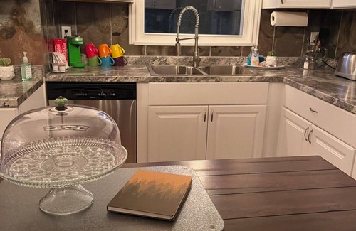 North Lima House | Charming 4-bedroom cottage with AC, Wi-Fi, and fire circle in quaint North Lima.