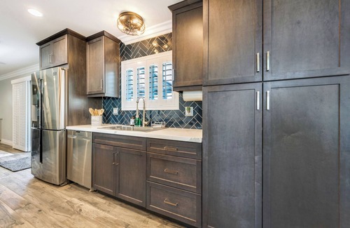 Riverside House | Charming 4-bedroom house 15 PERSON HEATED SPA ,AC and WiFi in Riverside